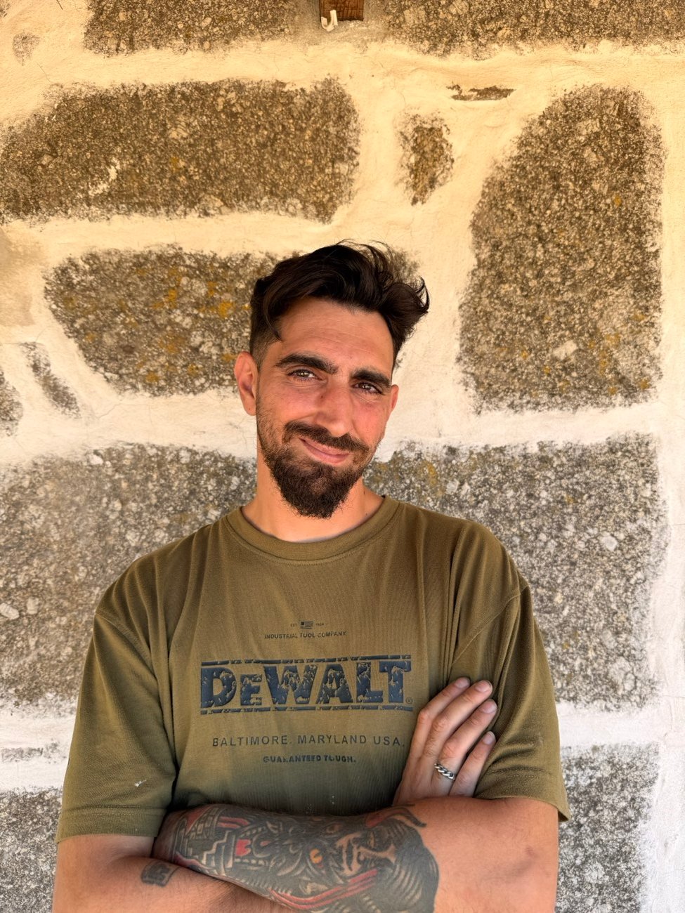 David, técnico e gestor da Electric Waters, numa obra com parede de pedra
