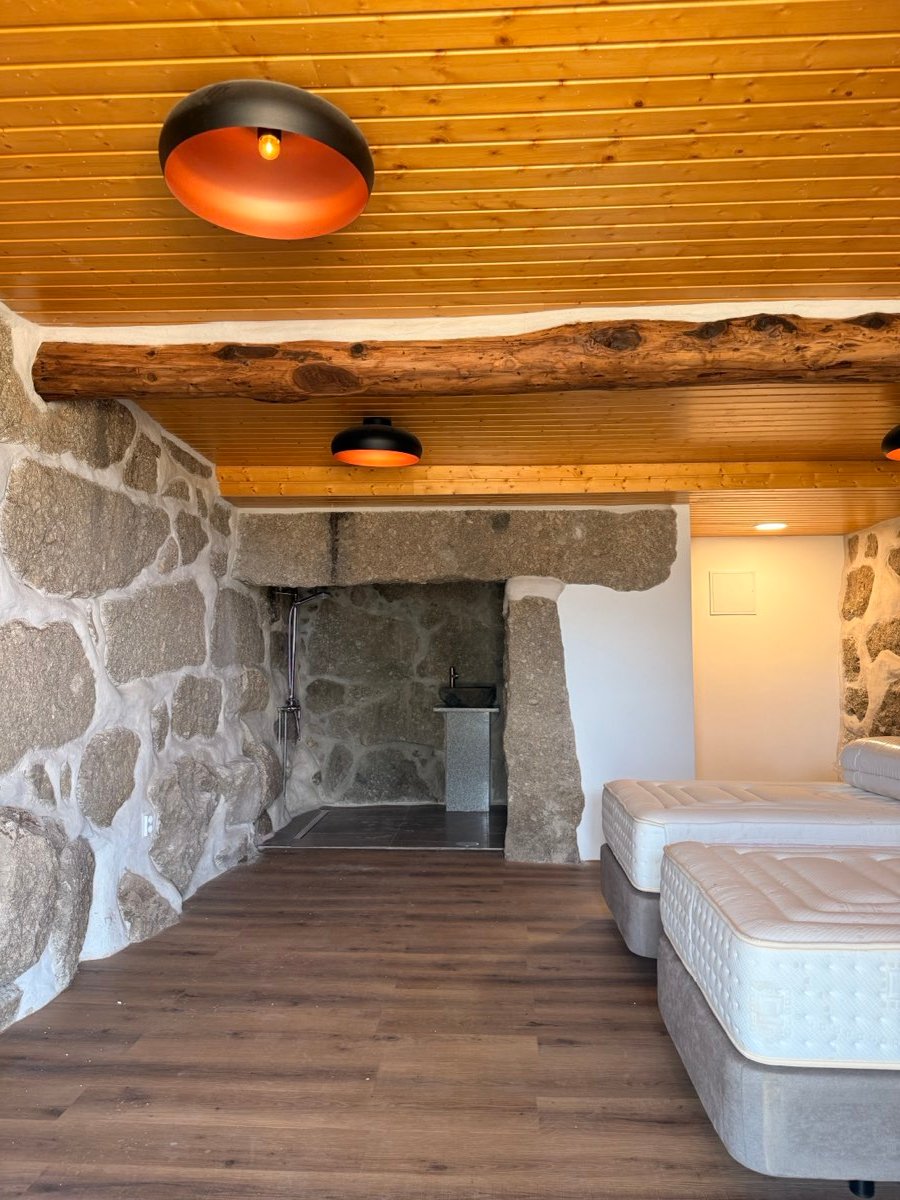 Quarto numa casa de pedra com iluminação e tomadas novas